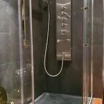 Homestay szállás Double Accueillante Avec Douche Privative Écully